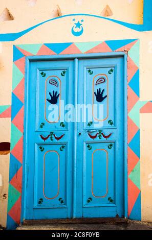 Porte d'une maison nubienne traditionnelle sur l'île Éléphantine, Assouan, Égypte Banque D'Images