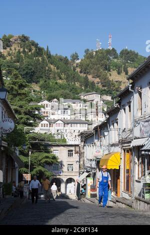 Gjirokastra ou Gjirokaster, Albanie. Ismail Kadare Street dans la vieille ville. Gjirokastra est un site classé au patrimoine mondial de l'UNESCO. Banque D'Images