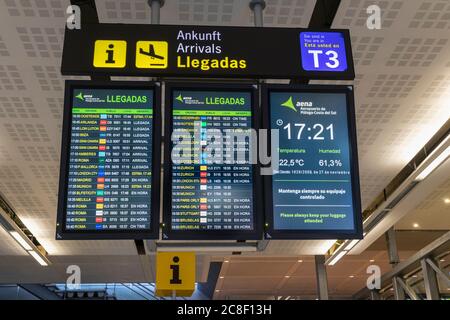 Arrivées électroniques multilingues à l'aéroport de Malaga, Espagne. Banque D'Images
