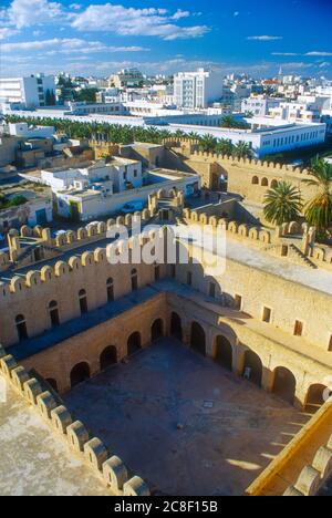 Sousse, Tunisie. Vue sur la Grande Mosquée depuis la tour de surveillance de la Ribat, le fort monastique construit par les Aghlabids au VIIIe siècle Banque D'Images