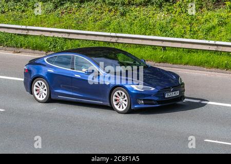 2019 bleu Tesla modèle S effectue des travaux ridiculement; véhicules mobiles de circulation, voitures conduisant des véhicules sur les routes britanniques, moteurs, conduite sur le réseau d'autoroute M6. Banque D'Images