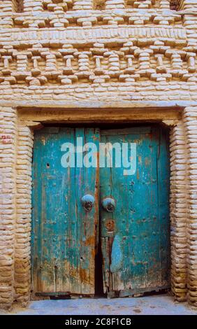 Tozeur, El Jerid, Tunisie. Portes du vieux quartier, Ouled El-Hadef Banque D'Images
