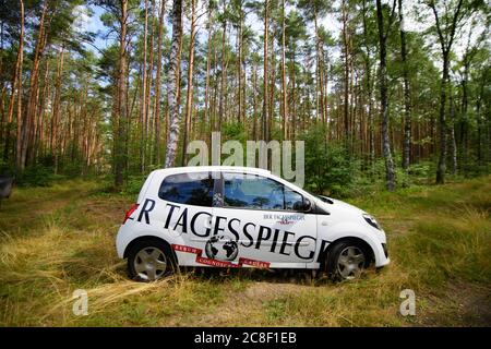 23 juillet 2020, Brandebourg, Grünheide/OT Störitz: Une voiture avec l'autocollant 'Tagesspiegel' est garée dans un parestLe . Photo: Soeren Stache/dpa-Zentralbild/ZB Banque D'Images