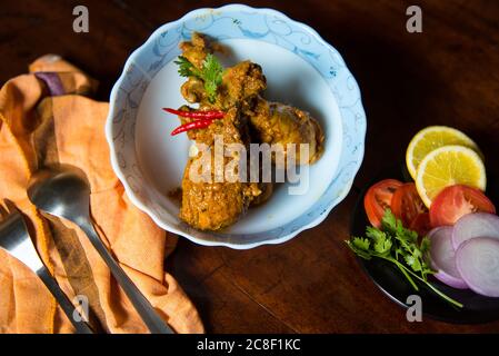 Vue de dessus du masala de tikka de poulet dans un bol avec mise au point sélective Banque D'Images