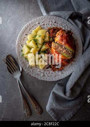 Feuilles de chou vert farcies aux boulettes de viande dans une sauce tomate avec pommes de terre bouillies. Vue aérienne. Banque D'Images