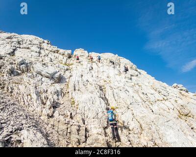 Escalade sur l'Alpspitze via ferrata dans les montagnes de Wetterstein près de Garmisch Partenkirchen Banque D'Images