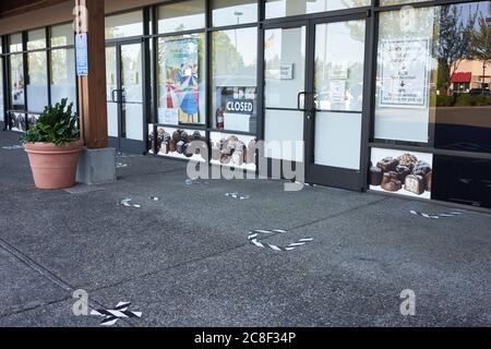 Un magasin de détail See's Candies fermé à Lake Oswego, Oregon, le jeudi 22 juillet 2020, avec des marqueurs sociaux stylisés à l'entrée. Banque D'Images