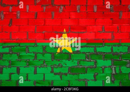 Le drapeau national du Burkina Faso peint sur un mur de blocs de sibit avec du ciment . Le symbole du pays. Banque D'Images