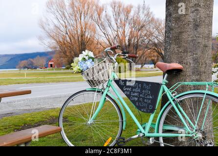 Wellington, Nouvelle-Zélande. 16 juillet 2020. Un vélo avec un menu de café est vu près du lac Wakatipu à Queenstown, Nouvelle-Zélande, 16 juillet 2020. L'indice des prix à la consommation (IPC) a chuté de 0.5 pour cent au cours du trimestre de juin 2020, alors que la pandémie de COVID-19 a vu l'essence moins chère et la baisse des prix des hôtels et des motels, a déclaré jeudi le département de statistiques de Nouvelle-Zélande Stats NZ. Crédit: Guo Lei/Xinhua/Alay Live News Banque D'Images