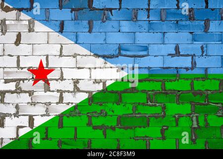 Le drapeau national de Djibouti peint sur un mur de blocs de sibit avec du ciment . Le symbole du pays. Banque D'Images