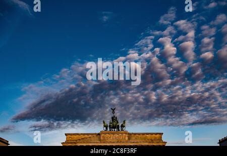 Berlin, Allemagne. 24 juillet 2020. Un groupe de nuages passe au-dessus de la porte de Brandebourg. Credit: Paul Zinken/dpa-zb-zentralbild/dpa/Alay Live News Banque D'Images