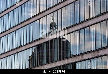 Berlin, Allemagne. 24 juillet 2020. Le dôme du palais de la ville se reflète dans un front de verre. Credit: Paul Zinken/dpa-zb-zentralbild/dpa/Alay Live News Banque D'Images