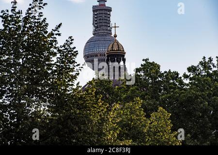 Berlin, Allemagne. 24 juillet 2020. Derrière le dôme du château de la ville, vous pouvez voir la sphère de la tour de télévision. Credit: Paul Zinken/dpa-zb-zentralbild/dpa/Alay Live News Banque D'Images