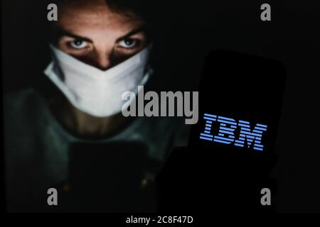 Dans cette illustration, un logo IBM apparaît sur un smartphone. Banque D'Images