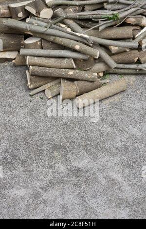 Gros plan d'une pile de bois de bois, hachés en petits morceaux, bois de charpente. Banque D'Images