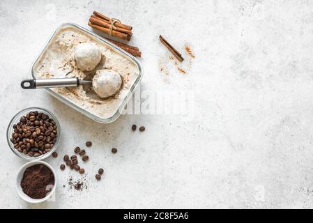 Crème glacée au café, vue du dessus, espace pour les copies. Glace maison avec café et cannelle. Banque D'Images