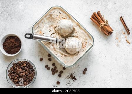 Café glacé, vue de dessus. Glace maison avec café et cannelle. Banque D'Images