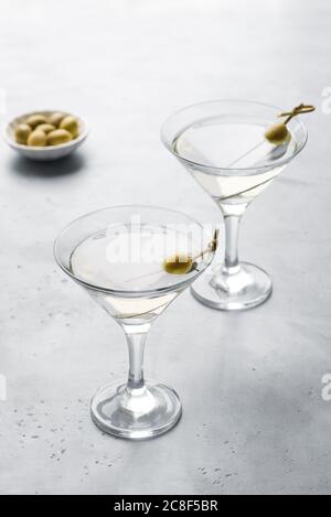 Classique Dry Martini avec olives sur fond clair, espace copie. Cocktail à la bouche du Martini. Banque D'Images