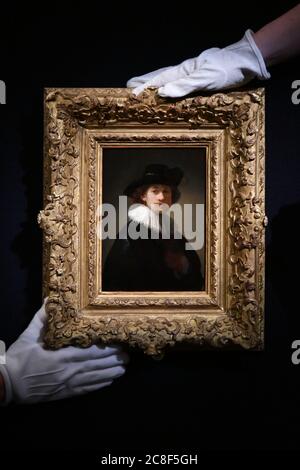 Londres, Royaume-Uni - 23 juillet 2020. SothebyÕs présente Rembrandt à Richter, une vente aux enchères et une exposition unique qui s'étend sur plus d'un demi-millénaire d'histoire de l'art, dévoilant plus de 70 œuvres présentant 500 ans d'histoire de l'art à Sotheby's London. Rembrandt Harmensz. Van Rijn. Autoportrait de l'artiste, demi-longueur, portant une bande et un chapeau noir. Estimation £12,000,000-16,000,000 (MISE EN route sous EMBARGO jusqu'à 9:00 BST 24 juillet 2020) crédit: Nils Jorgensen/Alay Live News Banque D'Images