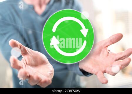 Concept de mise à niveau au-dessus des mains d'un homme en arrière-plan Banque D'Images