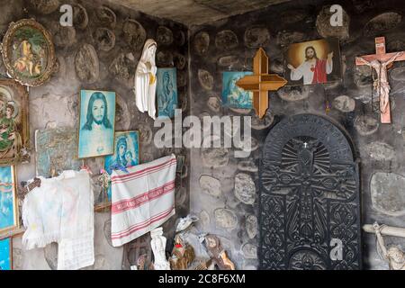 Un sanctuaire en bord de route près du réservoir d'Artsvanik sur la route de Goris à la frontière iranienne dans le sud de l'Arménie. Banque D'Images