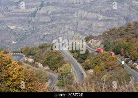L'autoroute U2 ou M2, une importante route de camionnage terrestre, se démène de la frontière iranienne à Goris dans le sud de l'Arménie. Banque D'Images