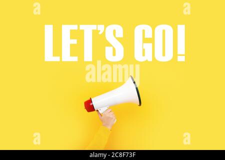 le mégaphone à la main et l'inscription laisse aller sur un fond jaune Banque D'Images