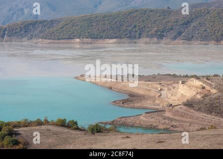 Entretien et agrandissement continus du réservoir Artsvanik/Shahumyan sur la route de Goris à la frontière iranienne dans le sud de l'Arménie. Banque D'Images