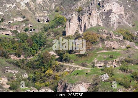 Le village troglodyte de Khndzoresk dans le sud-est de l'Arménie. Il a été habité jusqu'en 1951 et a été développé comme une attraction touristique. Banque D'Images