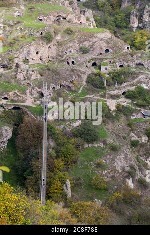 Le village troglodyte de Khndzoresk est relié par un pont suspendu de 160 m de long et de 36 m de haut. Le village est dans le sud-est de l'Arménie. Banque D'Images