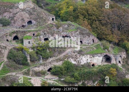 Le village troglodyte de Khndzoresk dans le sud-est de l'Arménie. Il a été habité jusqu'en 1951 et a été développé comme une attraction touristique. Banque D'Images