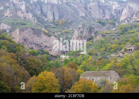 Le village troglodyte de Khndzoresk dans le sud-est de l'Arménie. Il a été habité jusqu'en 1951 et a été développé comme une attraction touristique. Banque D'Images