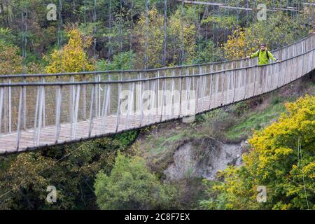 Le village troglodyte de Khndzoresk est relié par un pont suspendu de 160 m de long et de 36 m de haut. Le village est dans le sud-est de l'Arménie. Banque D'Images