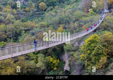 Le village troglodyte de Khndzoresk est relié par un pont suspendu de 160 m de long et de 36 m de haut. Le village est dans le sud-est de l'Arménie. Banque D'Images