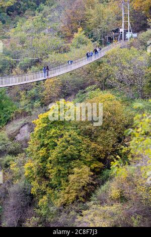 Le village troglodyte de Khndzoresk est relié par un pont suspendu de 160 m de long et de 36 m de haut. Le village est dans le sud-est de l'Arménie. Banque D'Images