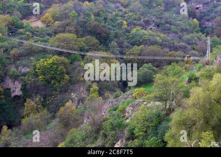 Le village troglodyte de Khndzoresk est relié par un pont suspendu de 160 m de long et de 36 m de haut. Le village est dans le sud-est de l'Arménie. Banque D'Images