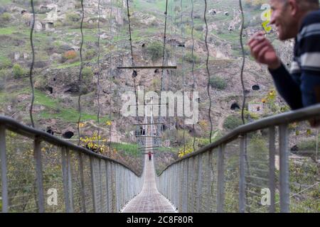 Le village troglodyte de Khndzoresk est relié par un pont suspendu de 160 m de long et de 36 m de haut. Le village est dans le sud-est de l'Arménie. Banque D'Images