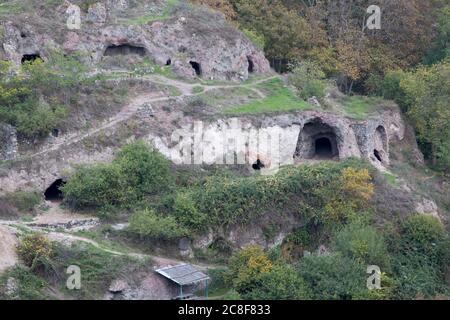 Le village troglodyte de Khndzoresk dans le sud-est de l'Arménie. Il a été habité jusqu'en 1951 et a été développé comme une attraction touristique. Banque D'Images