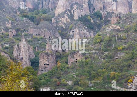 Le village troglodyte de Khndzoresk dans le sud-est de l'Arménie. Il a été habité jusqu'en 1951 et a été développé comme une attraction touristique. Banque D'Images