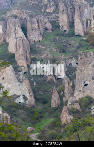 Le village troglodyte de Khndzoresk dans le sud-est de l'Arménie. Il a été habité jusqu'en 1951 et a été développé comme une attraction touristique. Banque D'Images