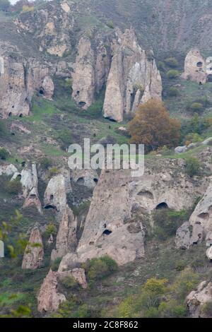 Le village troglodyte de Khndzoresk dans le sud-est de l'Arménie. Il a été habité jusqu'en 1951 et a été développé comme une attraction touristique. Banque D'Images