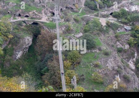 Le village troglodyte de Khndzoresk est relié par un pont suspendu de 160 m de long et de 36 m de haut. Le village est dans le sud-est de l'Arménie. Banque D'Images