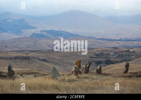 Carahunge, situé sur une plaine spectaculaire, est un site archéologique préhistorique près de la ville de Sisian dans la province de Syunik en Arménie. Banque D'Images