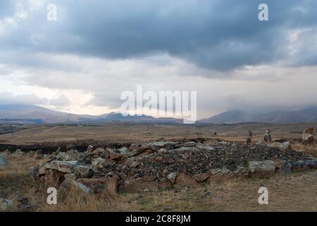 Carahunge, situé sur une plaine spectaculaire, est un site archéologique préhistorique près de la ville de Sisian dans la province de Syunik en Arménie. Banque D'Images