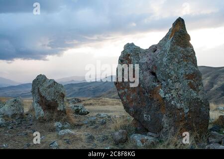 Carahunge, situé sur une plaine spectaculaire, est un site archéologique préhistorique près de la ville de Sisian dans la province de Syunik en Arménie. Banque D'Images