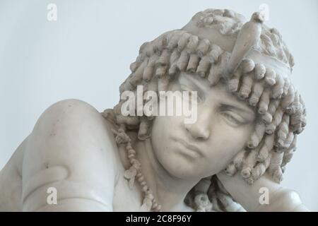 ROME, ITALIE - 07 juin 2020 : vue de face de la statue en marbre de l'ancienne princesse égyptienne Cléopâtre, réalisée par Girolamo Masini en 1882, exposée à Galle Banque D'Images