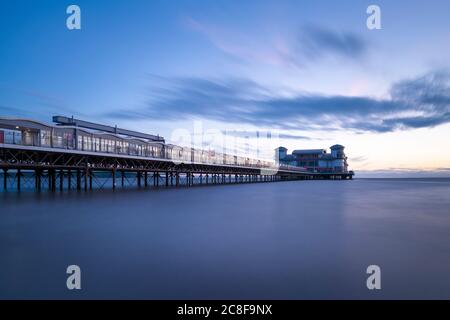 Le Grand Pier à marée haute au crépuscule, Weston-super-Mare, Somerset Nord, Angleterre. Banque D'Images