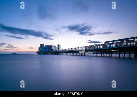 Le Grand Pier à marée haute au crépuscule, Weston-super-Mare, Somerset Nord, Angleterre. Banque D'Images