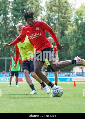 EINDHOVEN, PAYS-BAS - JUILLET 20: Noni Madueke de PSV Eindhoven vu lors de la première formation de la saison de PSV le 20 juillet 2020 à Eindhoven, pays-Bas. Banque D'Images