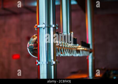 Une rangée de robinets à bière à Shanghai Brewhouse dans le quartier de Jing’an. Banque D'Images